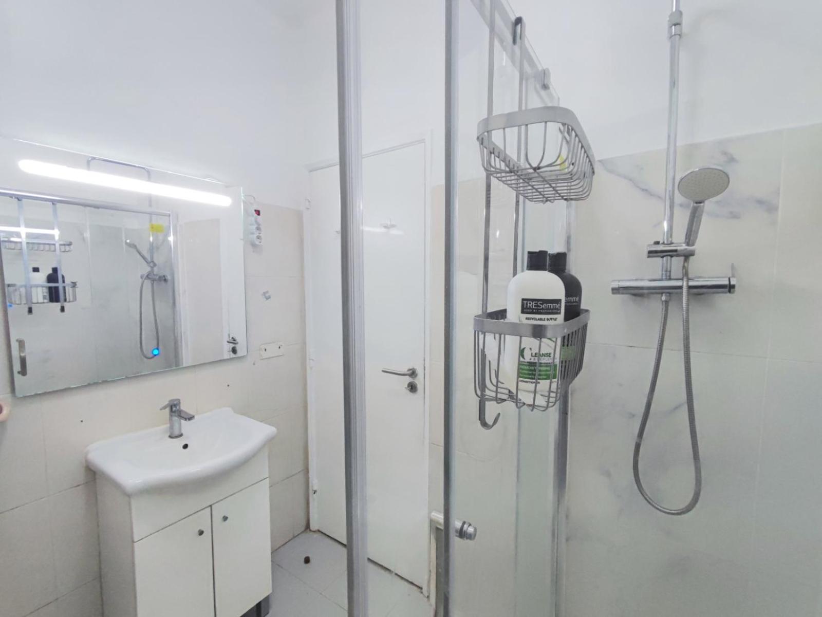 Laxuries Room For Rent Odivelas  Luaran gambar